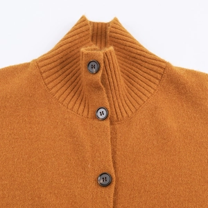 Gilet en maille caramel avec col montant et boutons à simple boutonnage