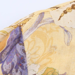 Dettaglio ravvicinato della camicia in lino con stampa floreale e cuciture di qualità