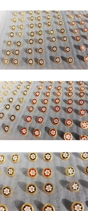 Détails macro de boucles d'oreilles émaillées vintage dorées avec perles et fleurs