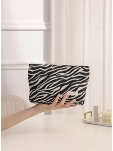 Pochette zebrata minimalista in tessuto per trucco e oggetti con etichetta logo