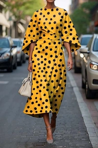 Détail de la robe midi jaune à pois noirs avec manches bouffantes et une ceinture