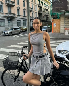 Robe plissée grise avec gilet ajouré et ceintures noires au look urbain chic