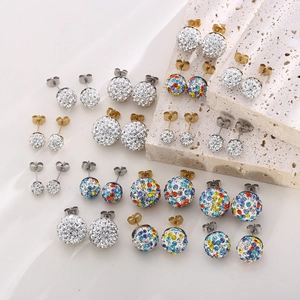 Détail de boucles d'oreilles Shamballa en acier inoxydable avec strass brillants de diverses tailles