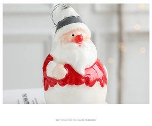 Gros plan d'un ornement du Père Noël avec cordon argenté pour décoration de sapin