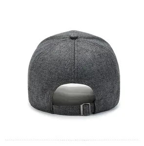 Vue détaillée de l'arrière d'une casquette de baseball grise avec boucle réglable