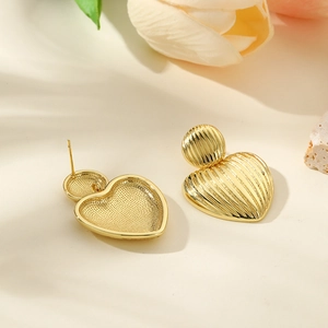 Orecchini a cuore placcati in oro 18k con texture verticale e finitura opaca