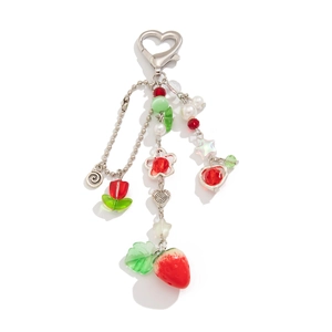 Portachiavi con fragola e tulipano con chiusura a cuore in metallo argentato su fondo bianco