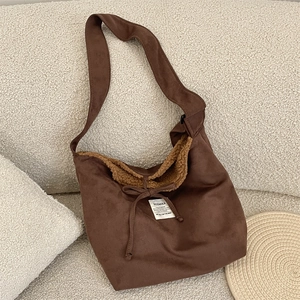 Détail de la doublure en peluche et de la texture suède mat d'un sac cabas marron foncé