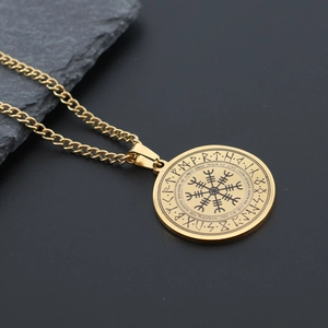 Detailansicht der goldenen Wikinger Vegvisir Kompass Halskette aus Edelstahl auf Stein