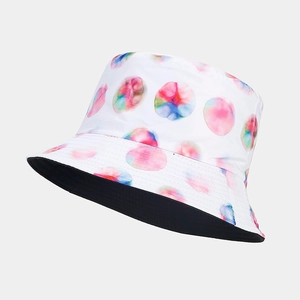 Détail du chapeau bob réversible avec pois aquarelle et doublure intérieure noire