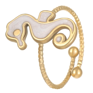 Dettaglio dell'anello a forma di cavalluccio marino dorato con smalto bianco regolabile
