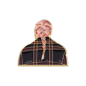 Pin's en émail inspiré de Taylor Swift avec cheveux tressés et chemise à carreaux