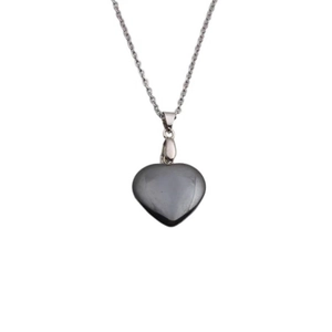 Pendentif coeur minimaliste en hématite sur une chaîne en métal argenté pour femme