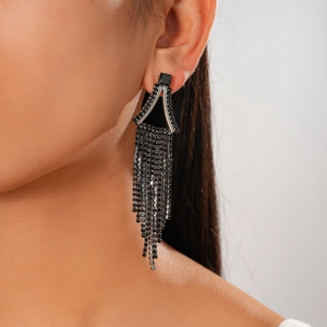 Détail de boucles d'oreilles noires à pampilles en strass portées sur mannequin
