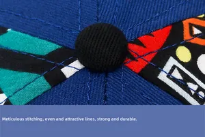 Gros plan sur les coutures renforcées et les motifs patchwork colorés sur la casquette