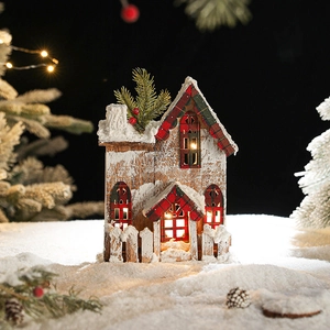 Maison de Noël lumineuse en bois avec toit à carreaux et décorations de neige