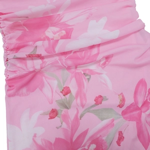 Gros plan sur un tissu en mesh à imprimé floral rose avec détails de fronces élégants