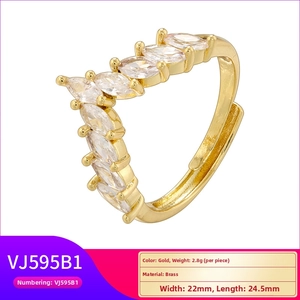 Detail eines V-förmigen Gold-Messingrings mit Markasit-Zirkonia-Steinen