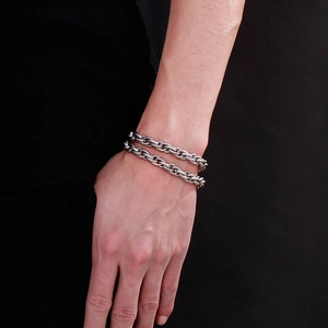 Gros plan d'un bracelet de moto en acier inoxydable argenté pour homme au poignet