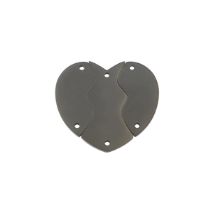Détail macro du pendentif puzzle en forme de cœur gris foncé avec finition polie et six trous
