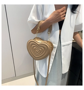 Detailansicht der khakifarbenen Herz-Lederhandtasche mit Steppung und Goldkette