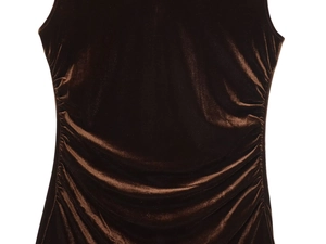 Détail d'une robe en velours marron montrant les fronces et l'éclat du tissu chic