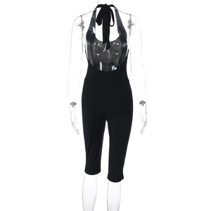 Vue détaillée du dos d'une combinaison licou noire avec un design dos nu très sexy