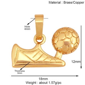 Détail du pendentif chaussure de foot doré en laiton avec dimensions et trou de 4mm