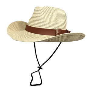 Detail eines beigen Stroh-Cowboyhuts mit braunem Lederband und Metallschnalle