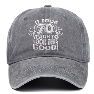 Casquette 70e anniversaire en coton gris délavé avec texte brodé en blanc 3D