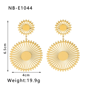 Detailed view of large 18k gold hoop earrings with size 6.5cm and weight 19.9g specifications