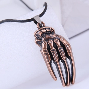 Collana punk gotica con artiglio meccanico e cordino nero su supporto bianco