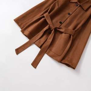 Damen Strickjacke in Braun mit Taillengürtel und großen Taschen im minimalistischen Stil