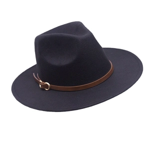 Cappello fedora classico in feltro nero a tesa larga con cinturino in pelle marrone e fibbia