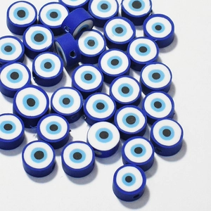 Makroaufnahme von 10mm blauen Evil Eye Perlen aus Polymer-Ton für DIY-Schmuck und Basteln