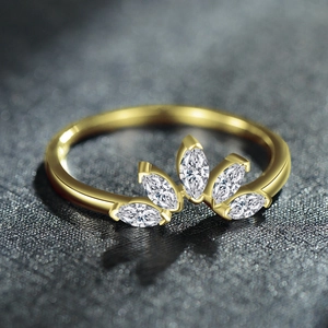 Anello corona in argento S925 con zirconi marquise e finitura placcata in oro