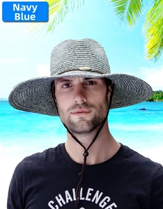 Détail d'un chapeau de soleil tressé bleu marine avec large bord et mentonnière réglable