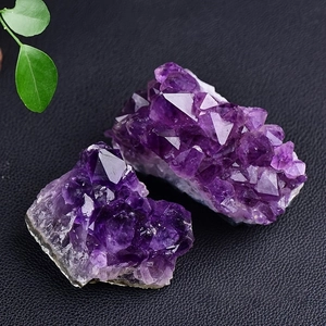 Grappes de cristaux d'améthyste naturelle pour décoration intérieure sur surface sombre