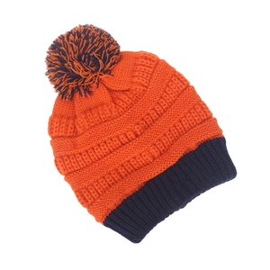 Détail de la maille du bonnet bicolore avec pompon orange et bleu contrasté