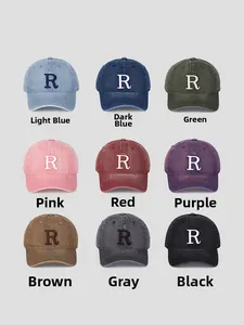 Détail de casquettes en denim délavé avec broderie 3D de la lettre R en neuf couleurs