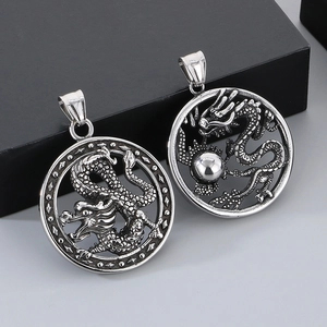 Vue détaillée des totems de dragon en argent sur des pendentifs vintage en titane