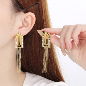 Boucles d'oreilles franges dorées 18k avec arche géométrique et pierres de zircon clair