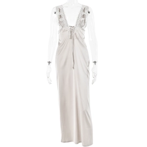 Détail du col en V avec dentelle blanche et ruban à nouer sur la robe longue en satin