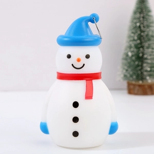 Détail d'un bonhomme de neige LED lumineux avec chapeau bleu et écharpe rouge
