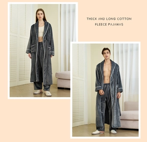 Détail du peignoir en flanelle gris foncé épais avec liseré blanc et pantalon assorti