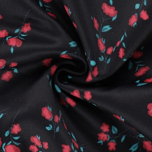 Dettaglio macro del tessuto floreale nero con rose rosse e trama tessile raffinata