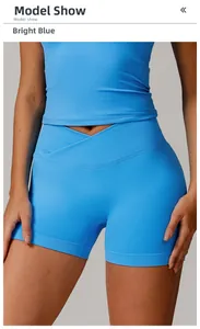 Detail der königsblauen Sportshorts mit hohem Bund und V-förmigem Crossover-Design