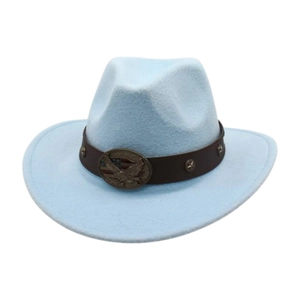 Dettaglio cappello cowboy in feltro azzurro con fascia in pelle e fibbia con stemma aquila