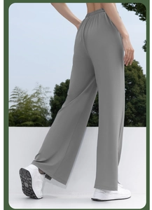 Detalle de pantalón gris de pierna ancha y talle alto con cintura elástica y tela fluida