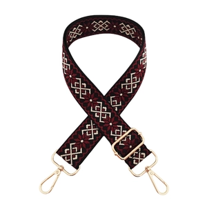 Dettaglio della tracolla jacquard etnica con ganci in metallo dorato e fibbia